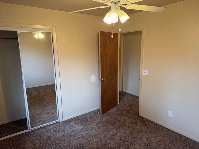 Building Photo - Huge Three Bedroom Townhouse with Garage and Backyard!