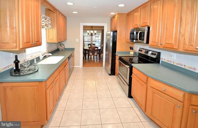 Building Photo - 610 John Marshall Dr NE