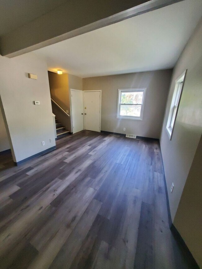 Building Photo - 505-507 W. Burleigh St. (Townhouse)(ACE PR...