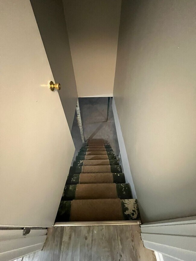 Building Photo - WOW! This is a Home! 3-bedroom, 1-bath hom...