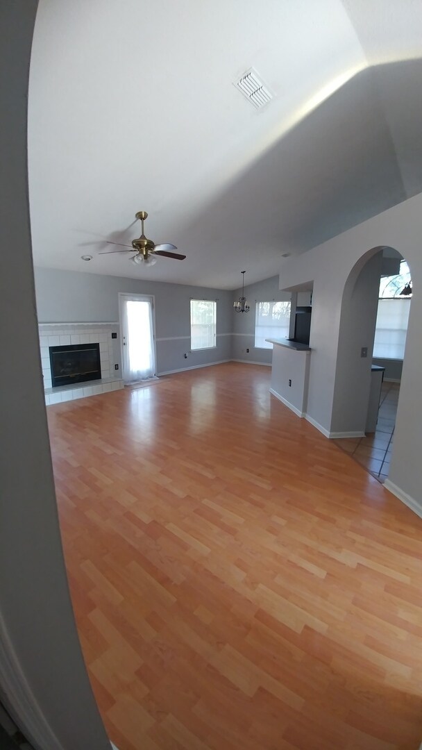 Building Photo - Welcome to this charming 3 bedroom, 2 bath...