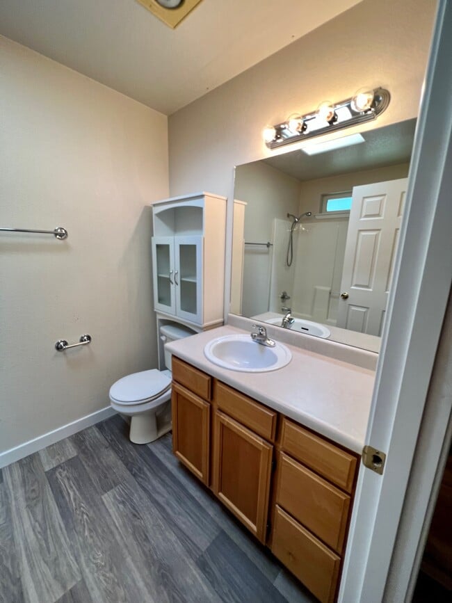 Building Photo - 2524 Parkwood Village Ln