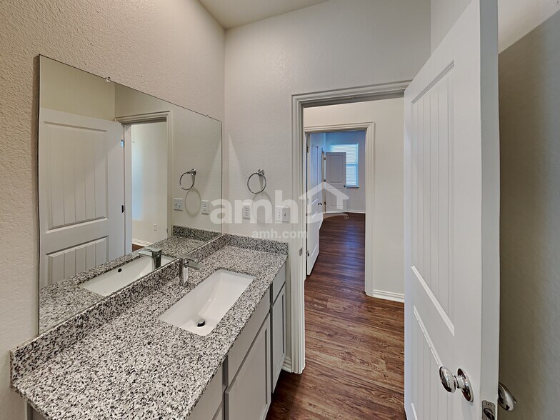 Building Photo - 425 Pebble Bend