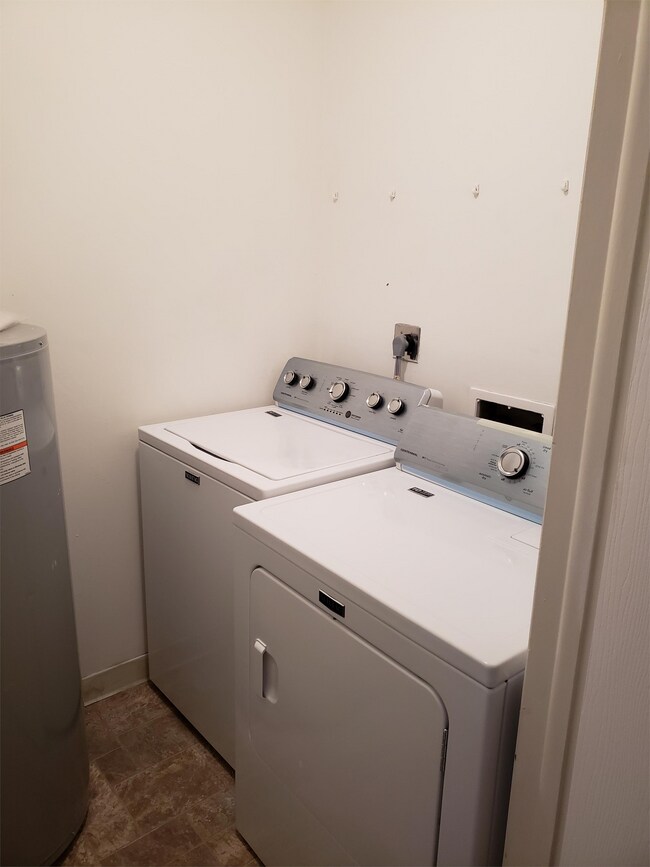 Building Photo - 300 Chapel Ct