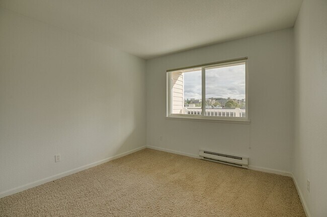 Building Photo - Downtown Mercer Island Condo Available Now!
