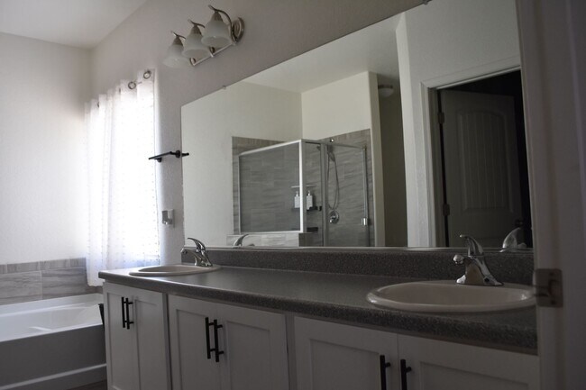 Building Photo - Newer 2021 Beautiful home in gated communi...