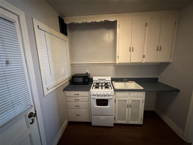 Building Photo - 1009 W 25th St