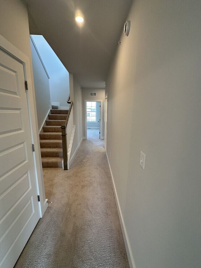 Building Photo - For Rent: Luxurious Short Pump Condo at Ga...