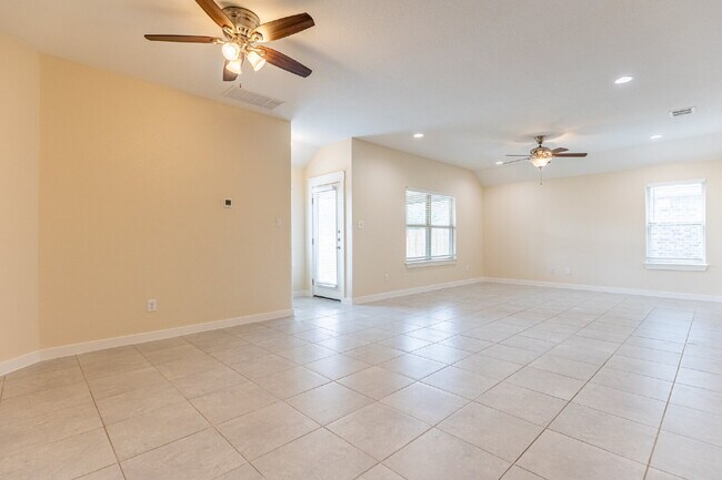 Building Photo - 142 Destiny Dr