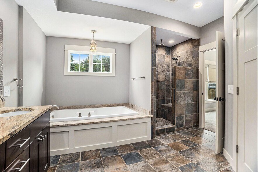 Primary bath - 1398 N Lakeshore Dr