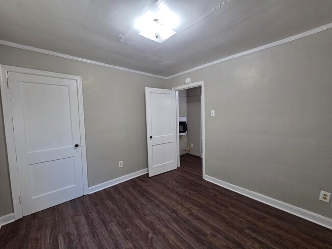 Building Photo - 802 N Dunlap St