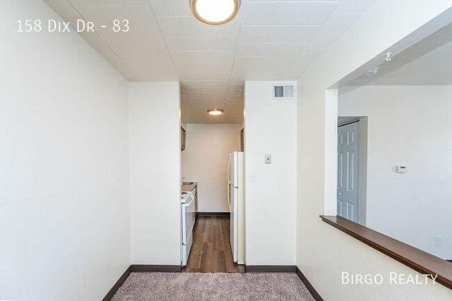 Building Photo - LOOK & LEASE SPECIAL - Modern Comfort: 1 B...