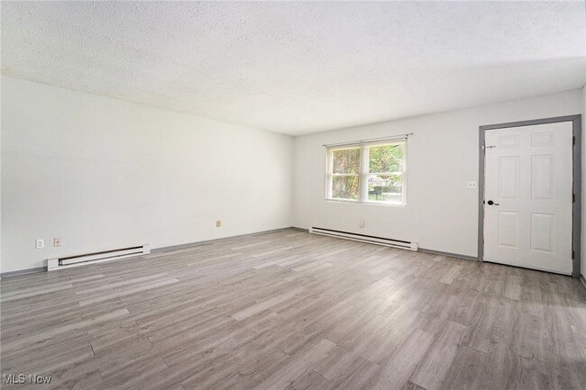 Building Photo - 1492 Ansonia Ave