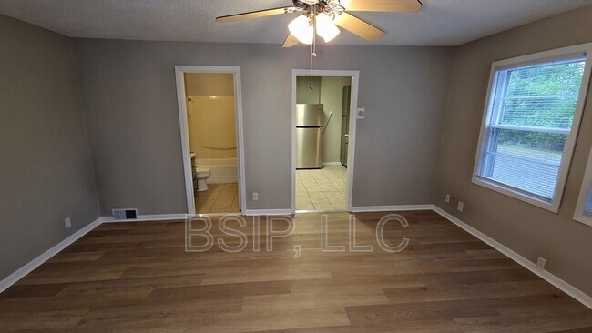 Building Photo - 1141 NE Chester Ave