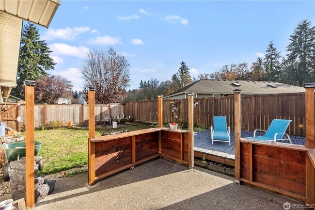 Building Photo - Quiet Updated Townhome in Prime Location!
