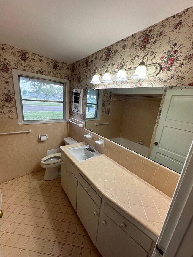 Building Photo - 711 E Locust Ave