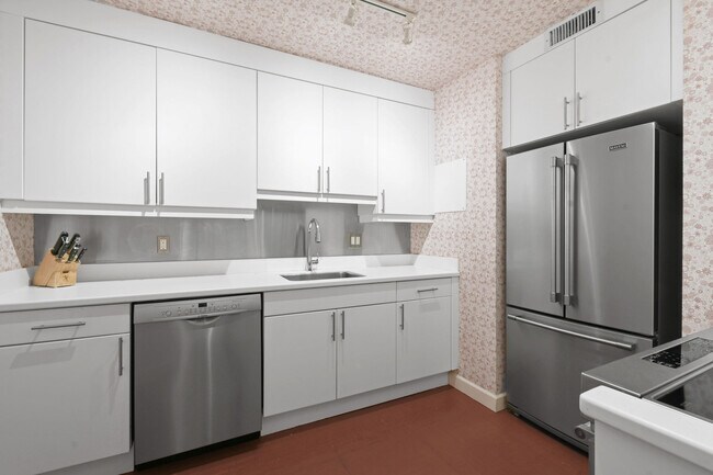Building Photo - 170 N Ocean Blvd
