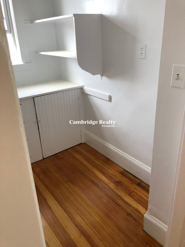 Building Photo - 204 Fellsway W