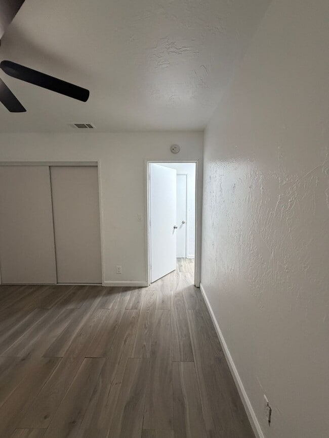 Building Photo - 14606 Riverside St