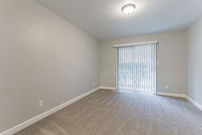 Building Photo - Two bedroom, two bath apartment with golf ...