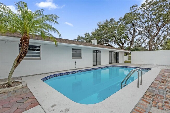 Building Photo - FOR RENT!! SIMPLY STUNNING 4 BED 2 BATH PO...