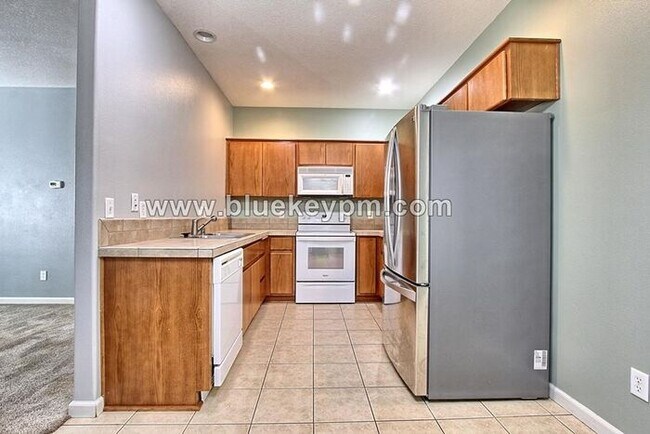 Building Photo - 3 Bed, 2.5 Bath Townhome Near Orchards Fre...