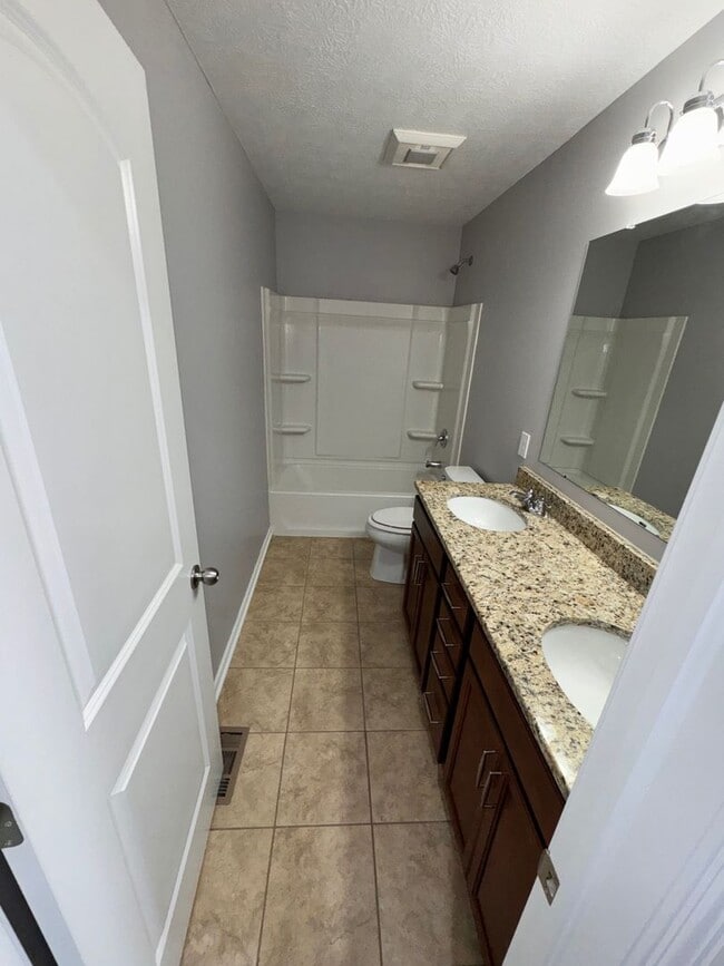 Building Photo - 4-Bedroom House for Rent