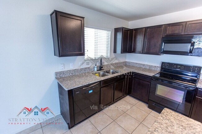 Building Photo - 5926 E Oasis Blvd