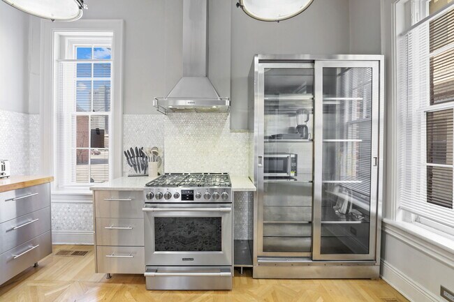 Building Photo - 550 E Town St