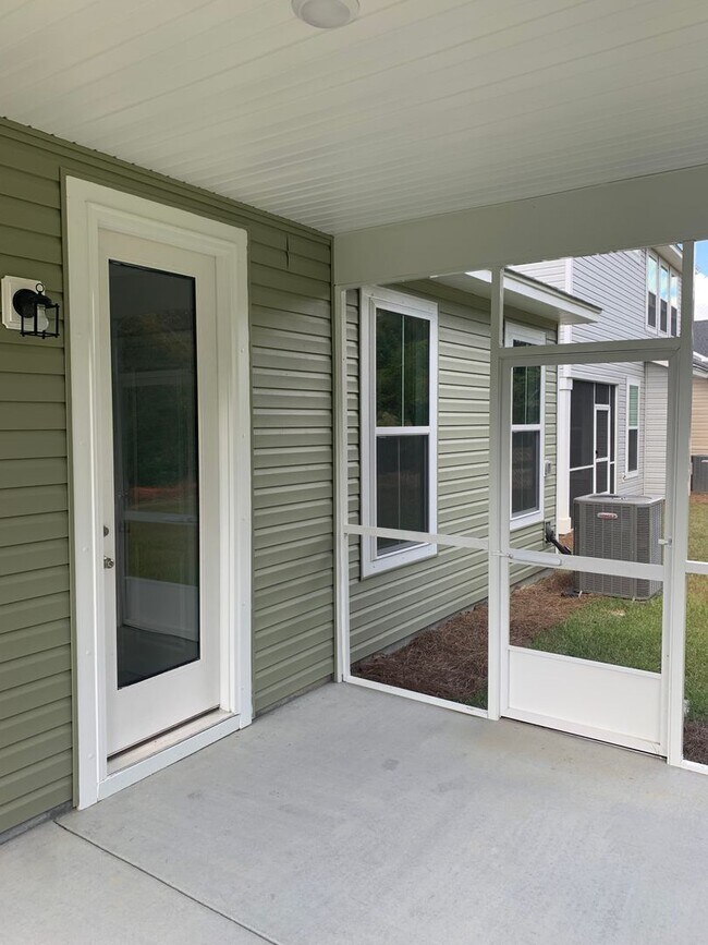 Building Photo - Modern Living in Windsor Hill