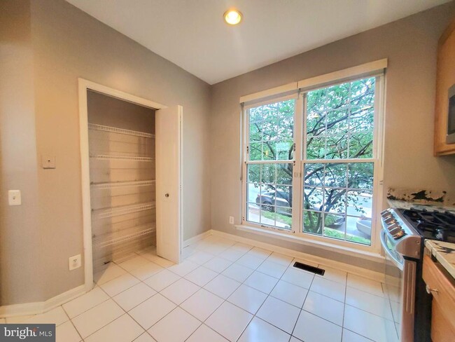Building Photo - 6030 Lincolnia Rd
