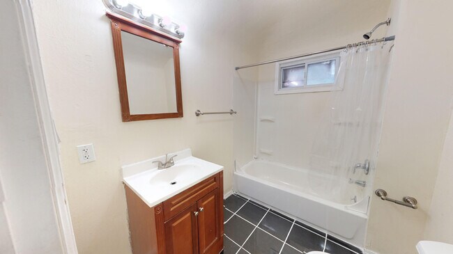 Building Photo - 1406 E Genesee St