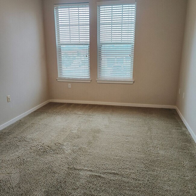 Building Photo - Spacious One Bedroom Luxury Condo at East ...