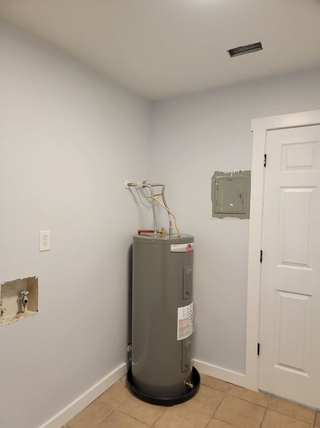 Building Photo - Three bedroom duplex!