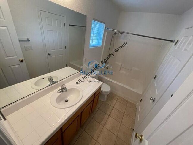 Building Photo - Charming 3-Bedroom Home in Desirable Folso...