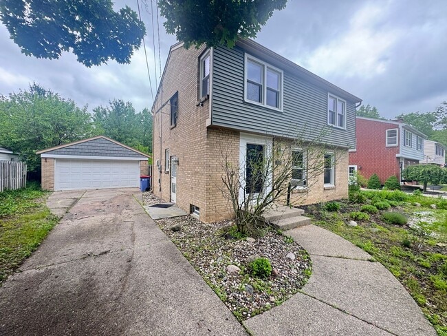 Building Photo - Adorable two story home
