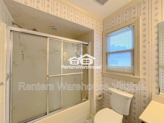 Building Photo - 352 Peace Haven Dr