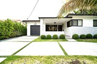 Building Photo - 8811 Carlyle Ave
