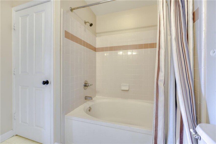 Building Photo - 1101 Juniper St NE