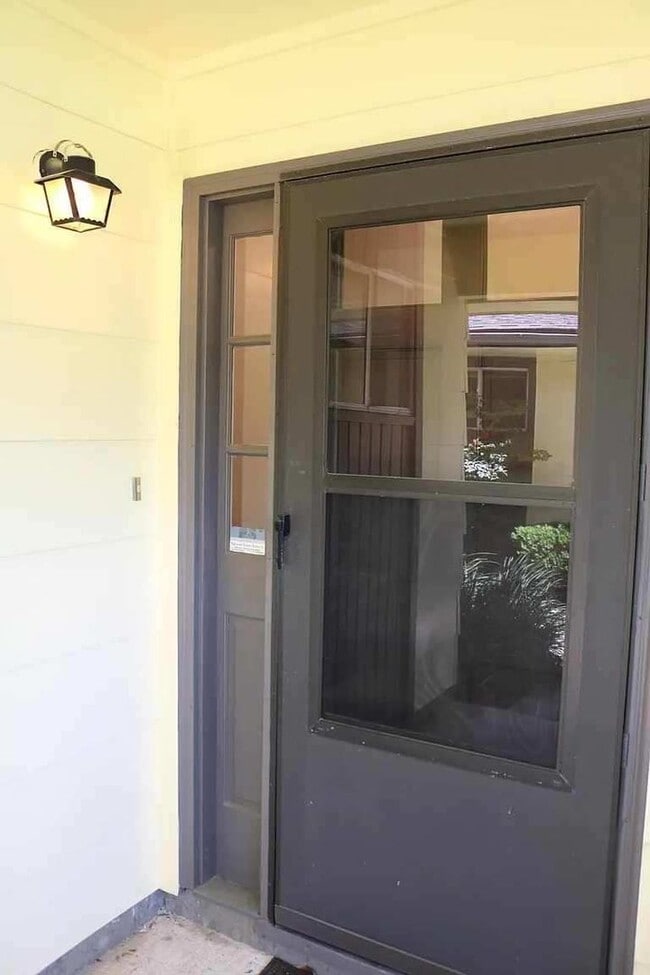 Building Photo - Gorgeous 2/1 located in the heart of Talla...