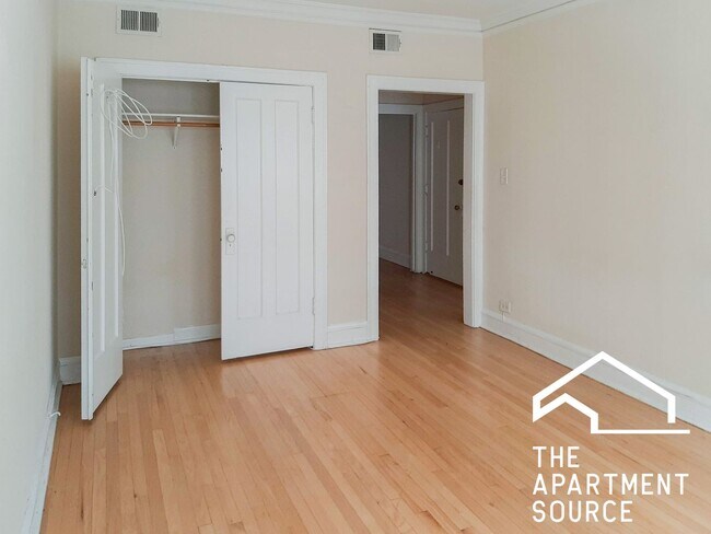 Building Photo - 2202 W Foster Ave