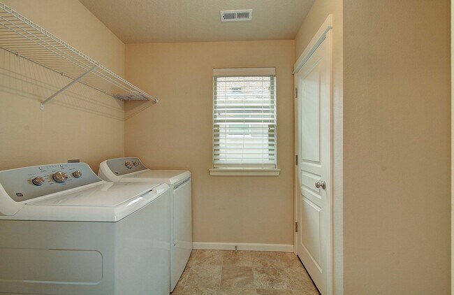 Building Photo - Charming 4 bd 2.5 ba Vancouver Home - Available Now!