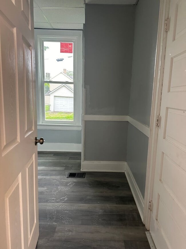 Building Photo - Beautiful Spacious 1 Bedroom Apt. Lower Un...