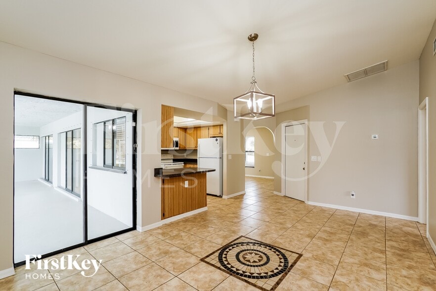 Building Photo - 302 SE 15th St