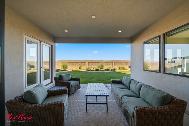 Building Photo - 4 Bedroom Home with Gorgeous Views