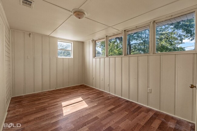 Building Photo - 2617 Waggoner Ave