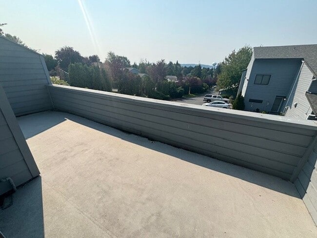 Building Photo - DES MOINES CONDO WITH PEEK-A-BOO SOUND VIEWS & PRIVATE GARAGE!