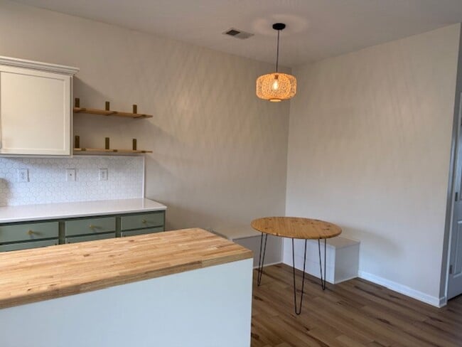 Building Photo - Renovated Townhouse in The Pinnacle Subdivision