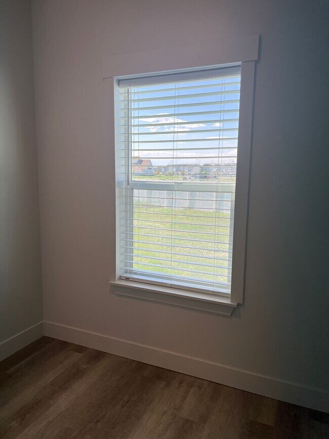 Building Photo - Beautiful 4 bed 2.5 bath home in the desirable Summerfield Subdivision