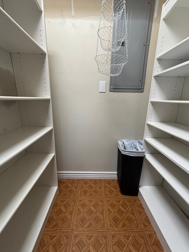 Building Photo - 221 N Bay Ln